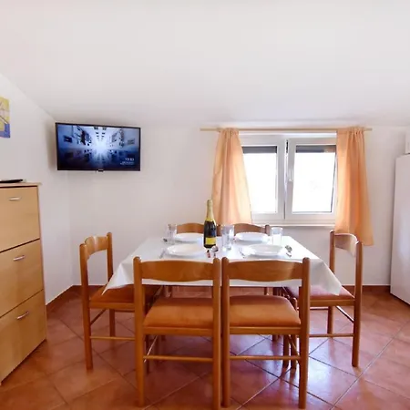 Apartman Mit Zwei Schlafzimmern In Strandnaehe In *