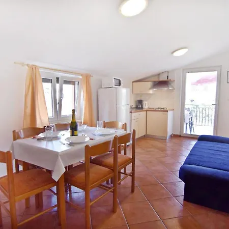 Mit Zwei Schlafzimmern In Strandnaehe In * Umag