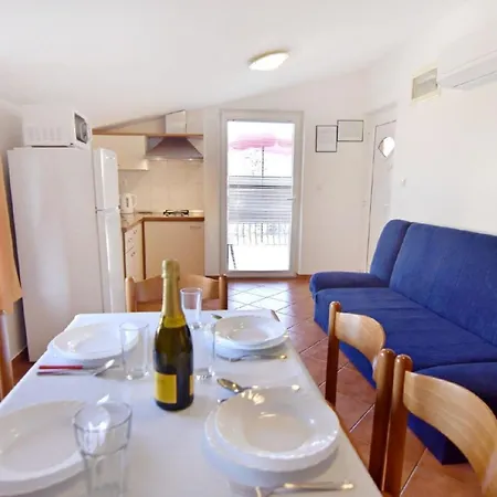 Apartamento Mit Zwei Schlafzimmern In Strandnaehe In Umag
